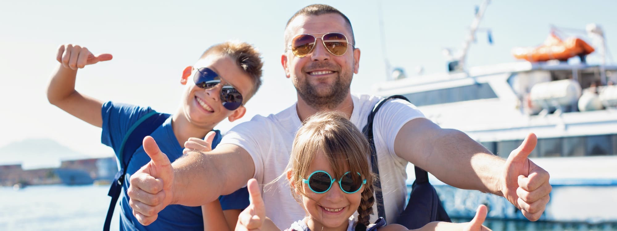 Strahlende Familie auf Kreuzfahrt