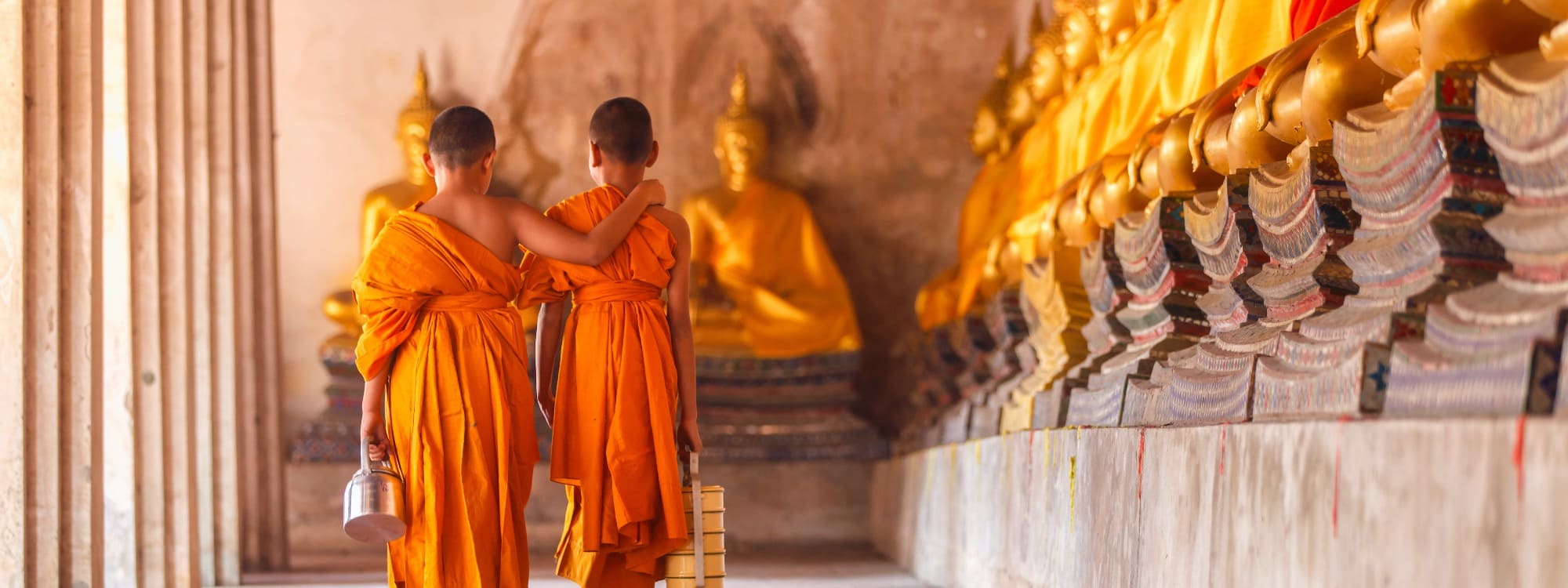 Junge Mönche kontemplieren im buddhistischen Kloster