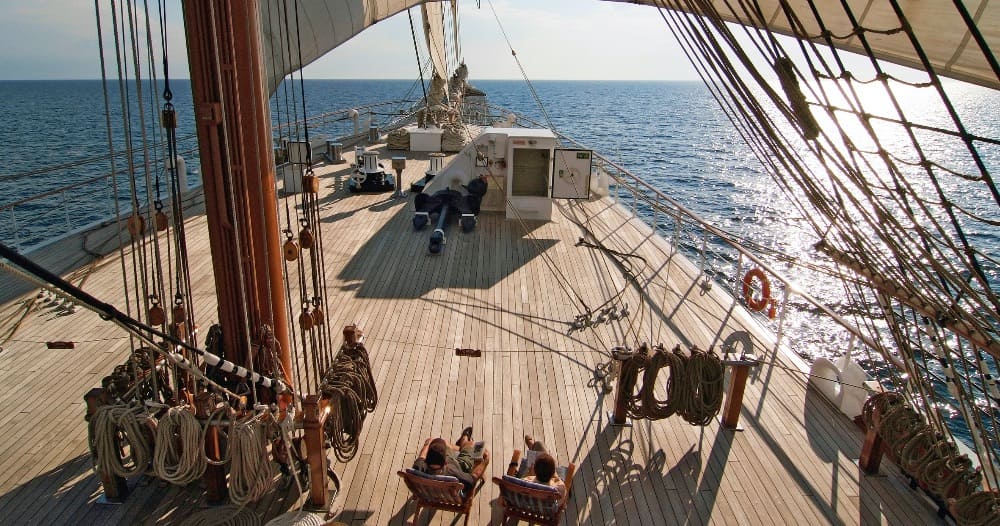 Paar an Deck der Sea Cloud II