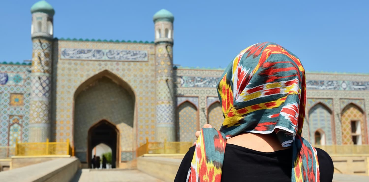 Touristin besucht Usbekistan